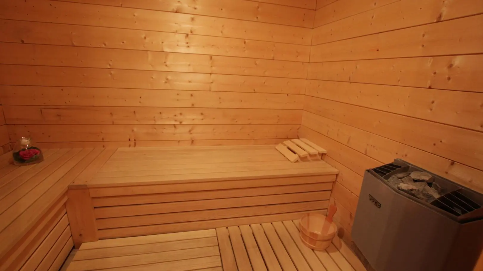 Au niveau de l'entrée, grand sauna, en option.