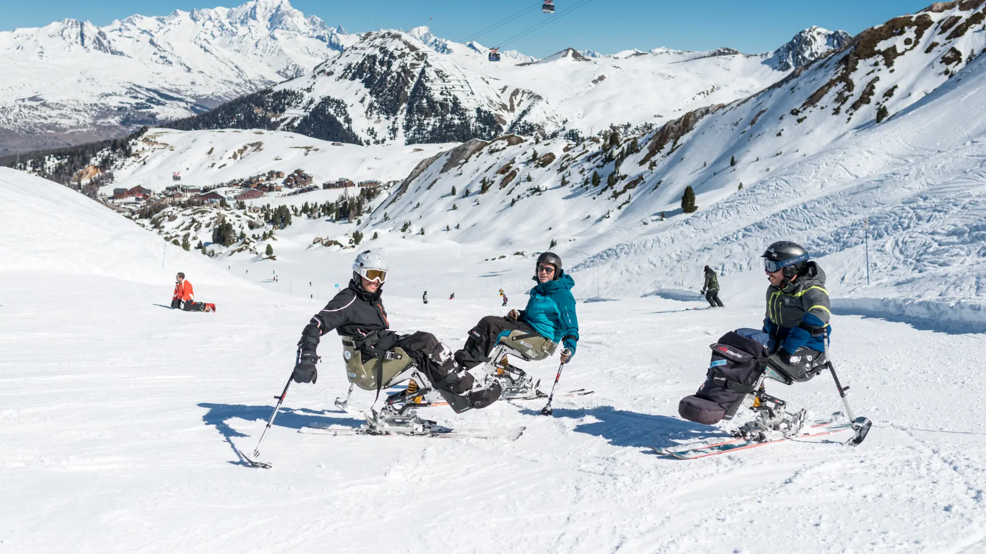 Starski vous propose des cours de ski assis avec du matériel moderne et de qualité.