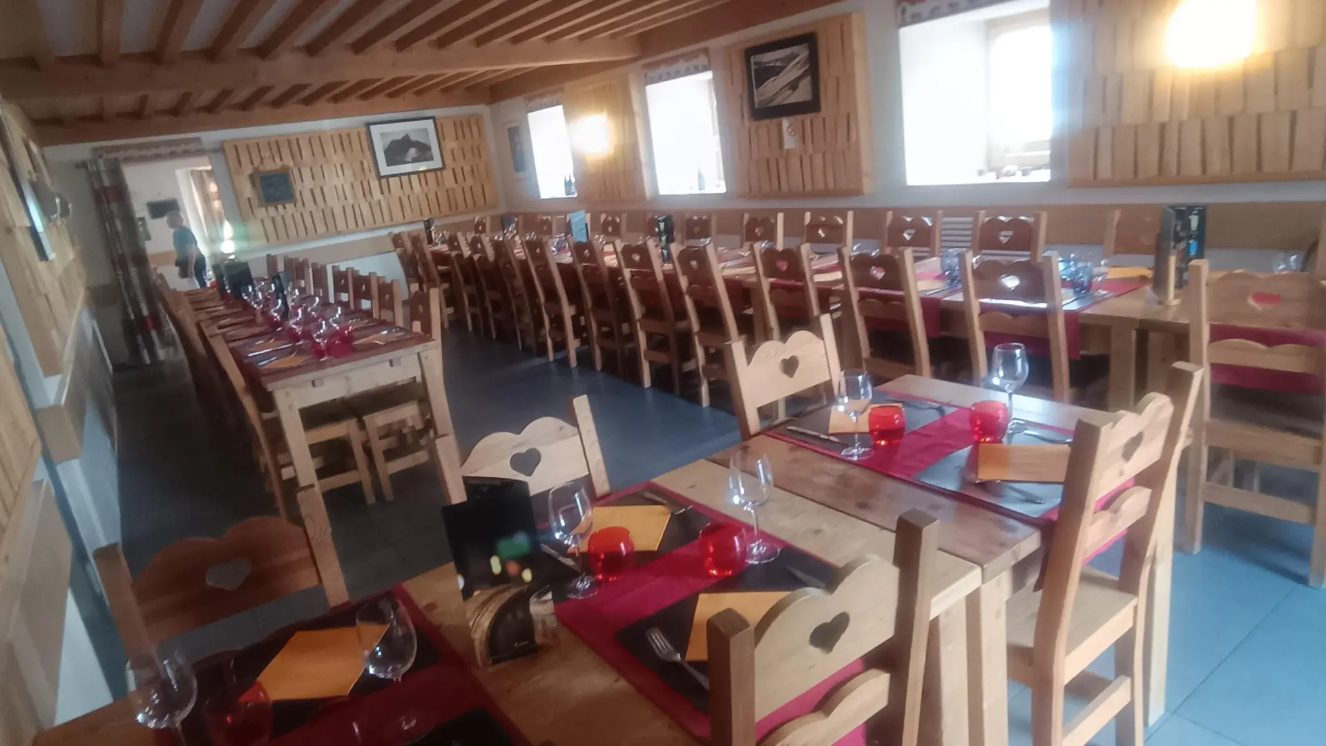 salle de restaurant décor bois