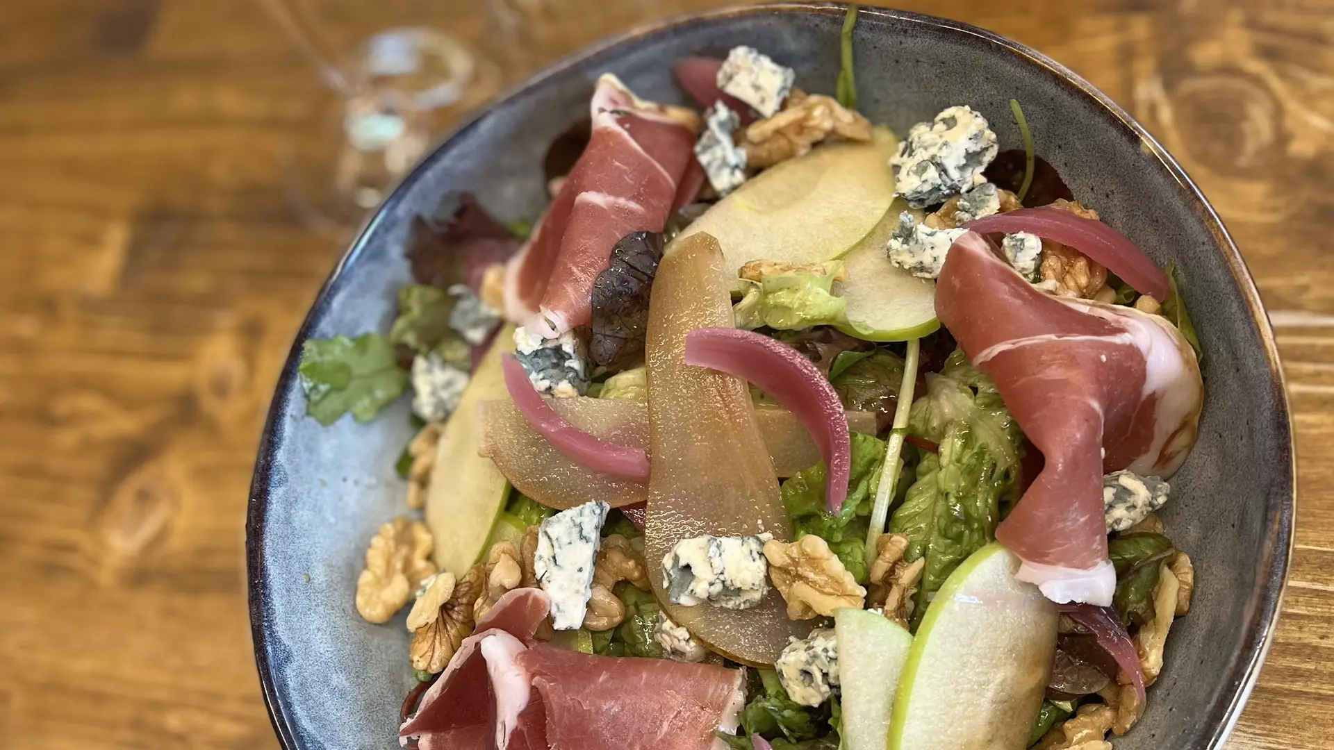 Salade, jambon sec, bleu d’Auvergne, pickles de poire, noix, beignets