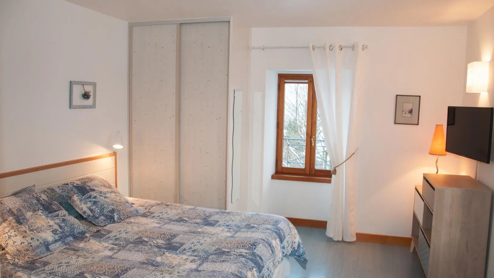 Chambre 2 avec placard 2 portes coulissantes (tablettes et penderie).