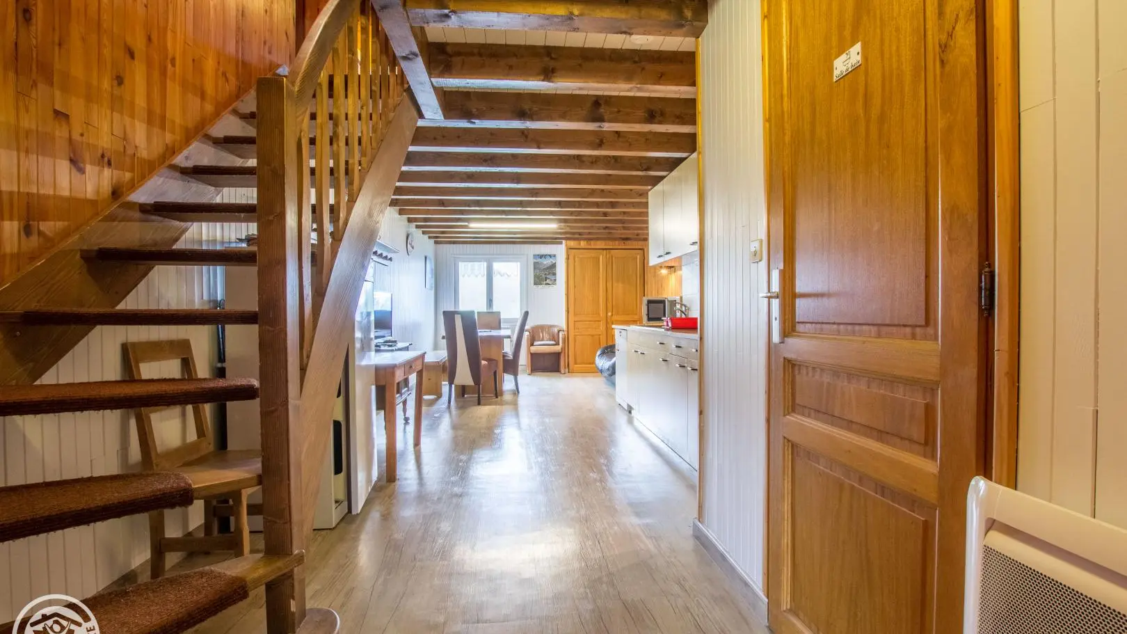 vue depuis l'entrée du gite sur l'espace cuisine séjour