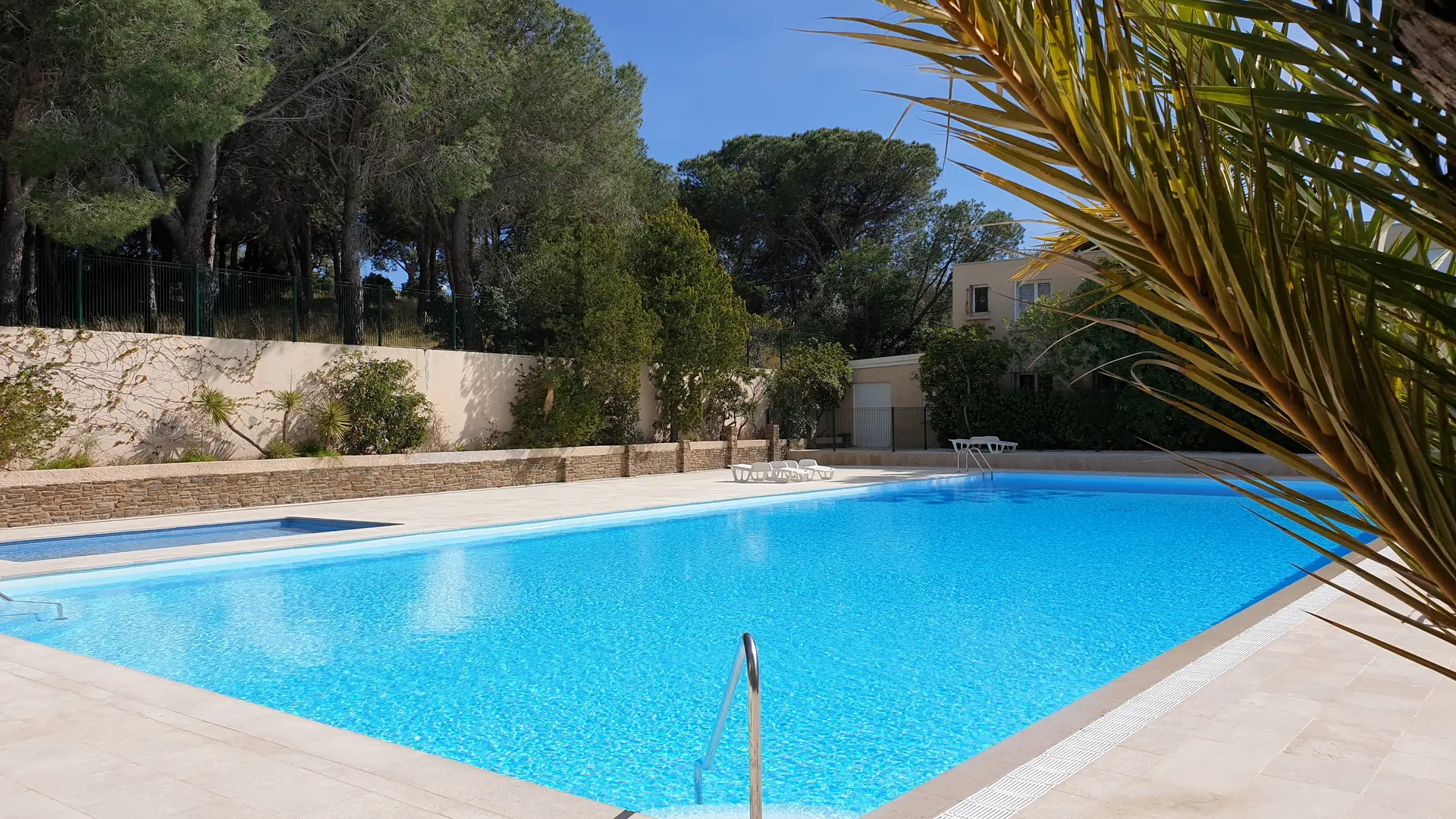 Piscine de 25 m avec terrasse spacieuse