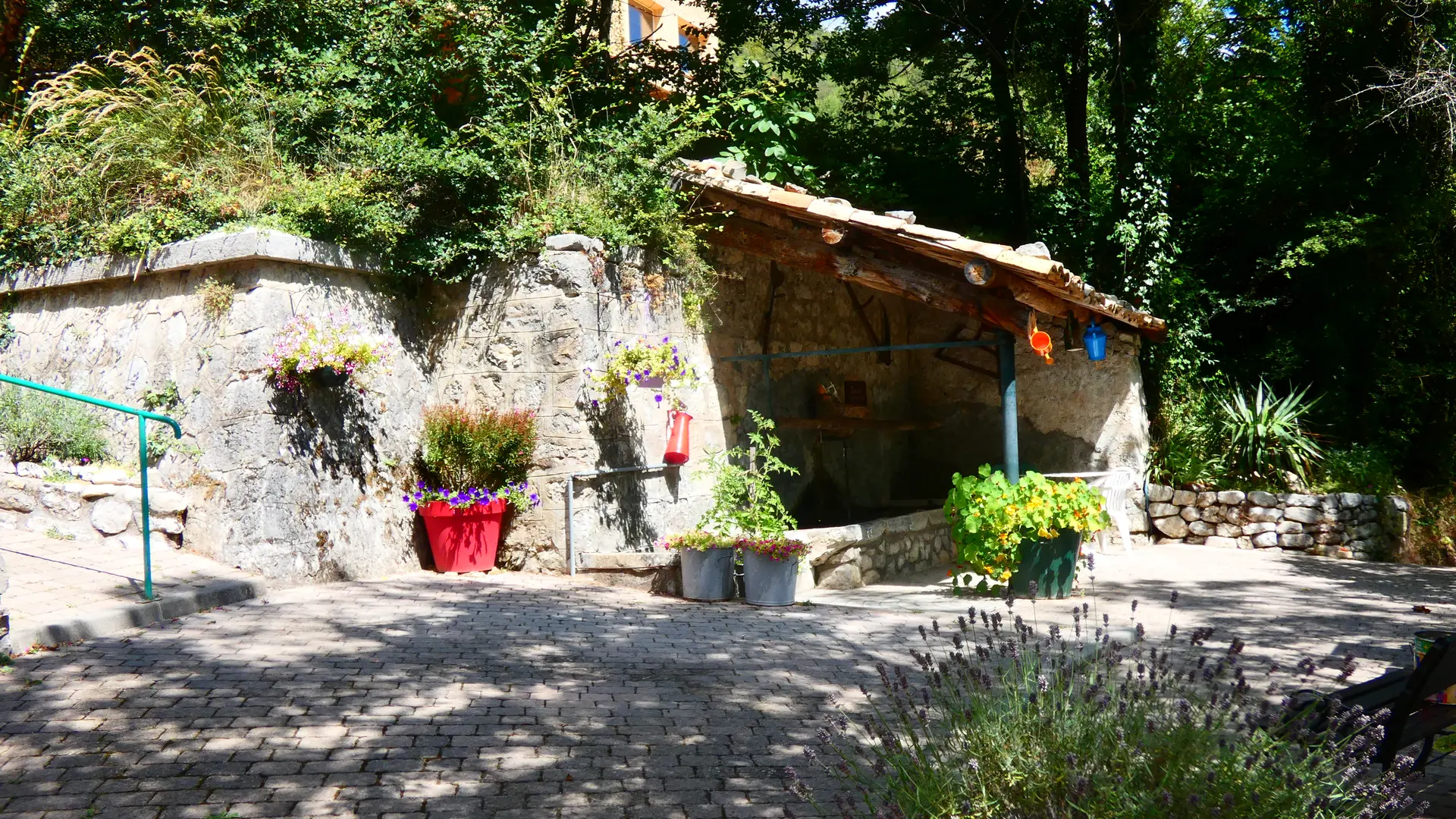 Lavoir dans le village