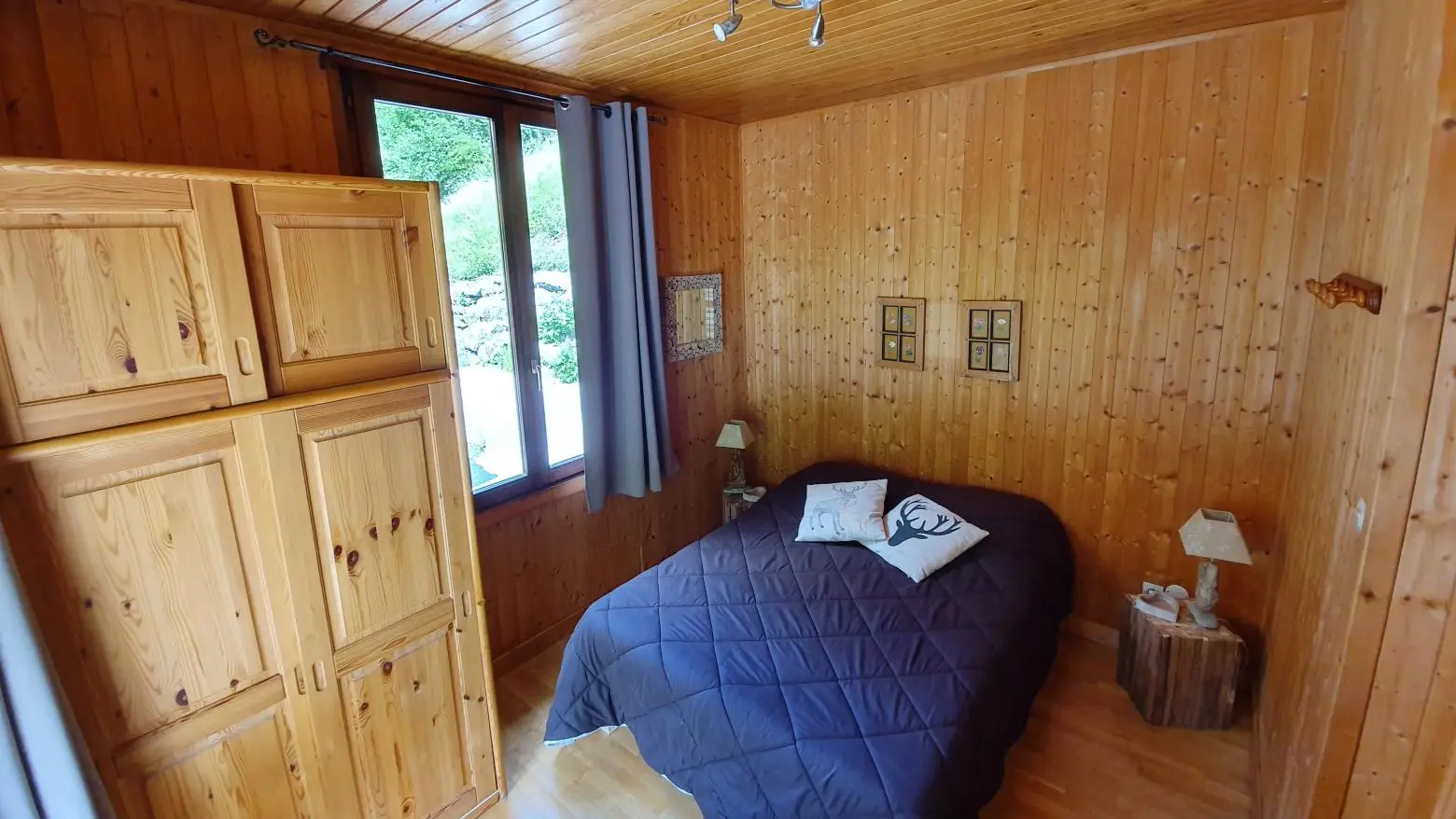 Ambiance cabane forestière pour cette chambre parentale située au rez de chaussée