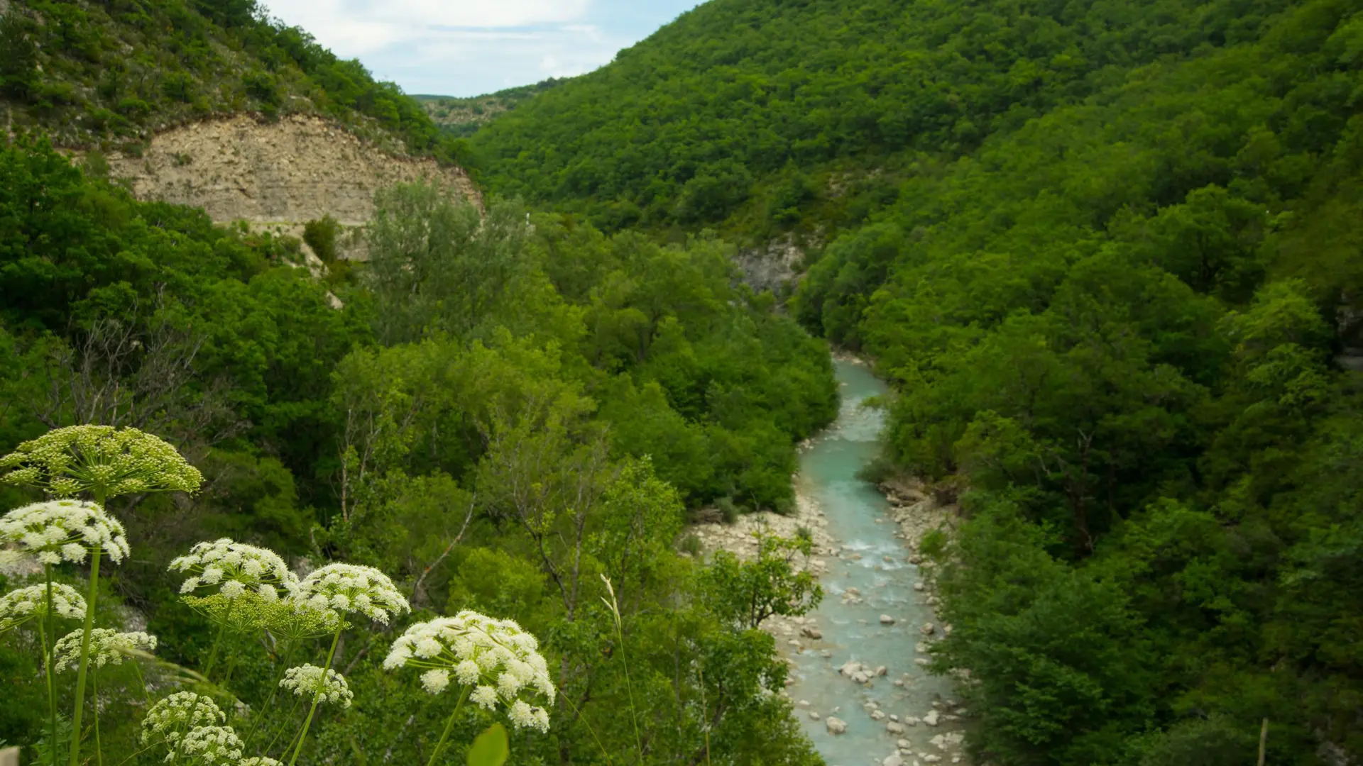 L'itinéraire surplombe la méouge