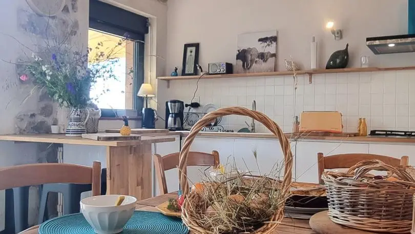 Pièce à vivre avec cuisine ouverte sur la salle à manger.