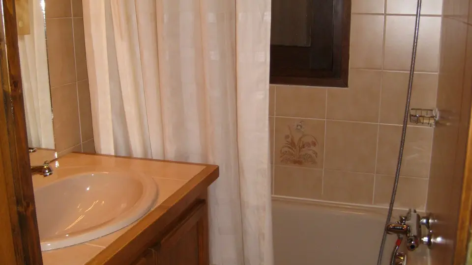 Salle de bains et baignoire