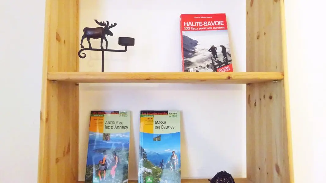 Séjour- Détail de la bibliothèque avec ouvrages sur la région et guides de randonnées.