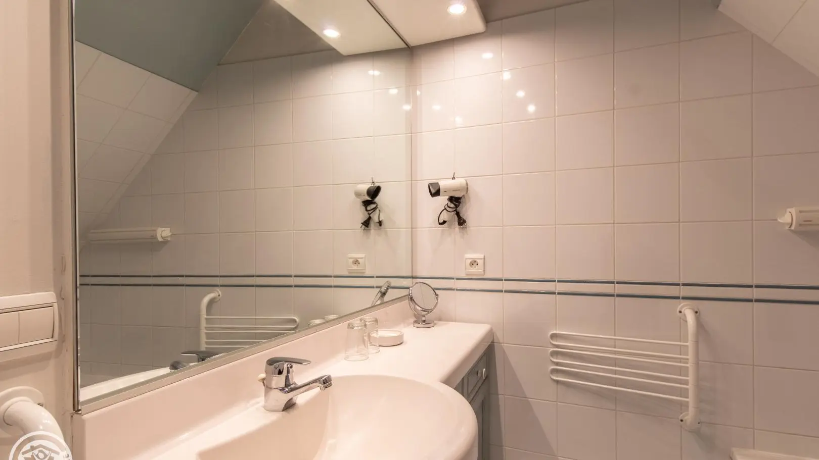 Salle de bains avec baignoire