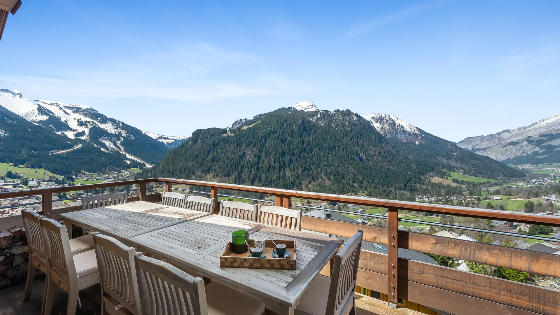 Grande table pour manger sur la terrasse en admirant les montagnes et le village
