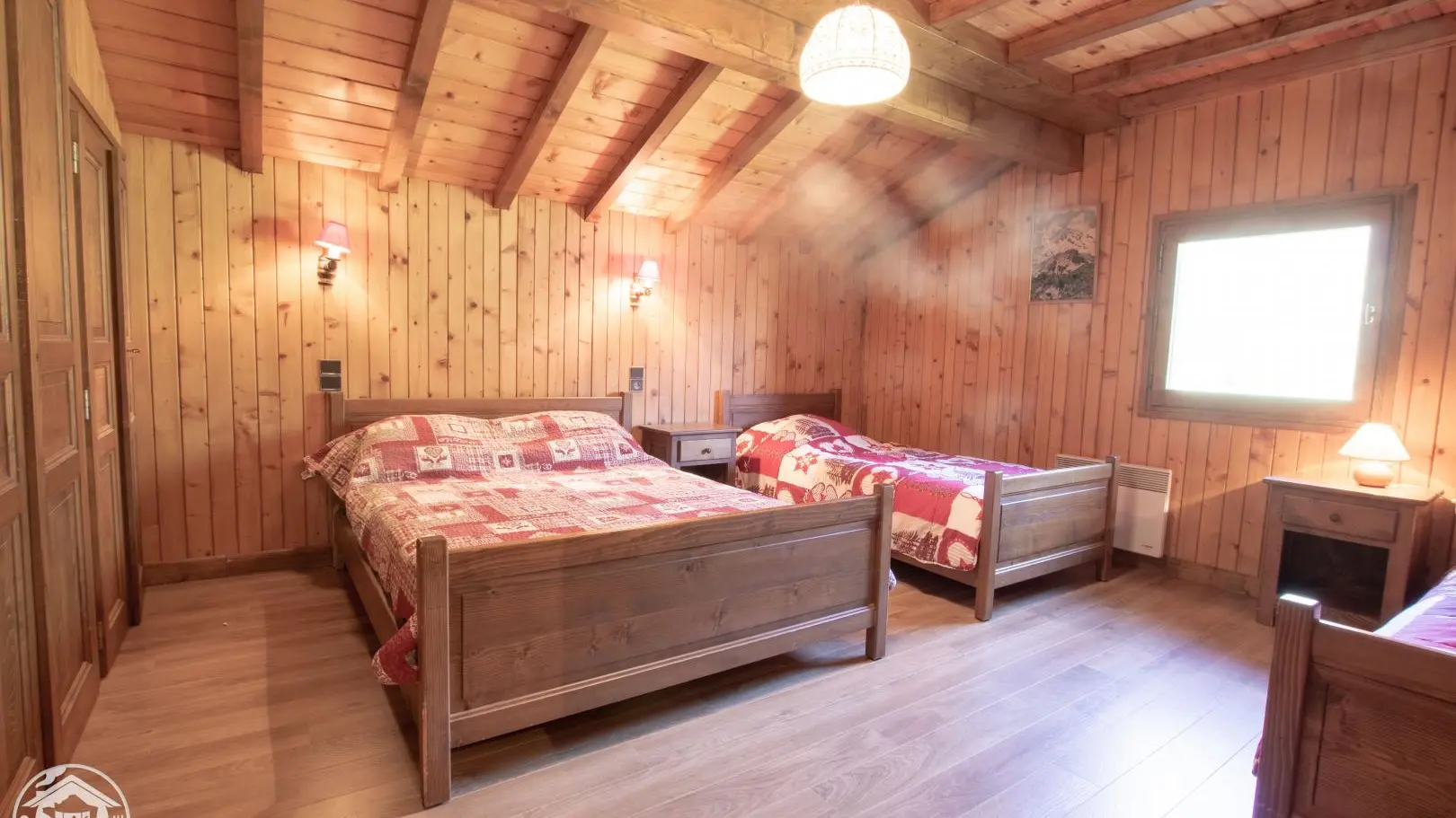 Chambre avec 1 lit 140 et 2 lits 90.