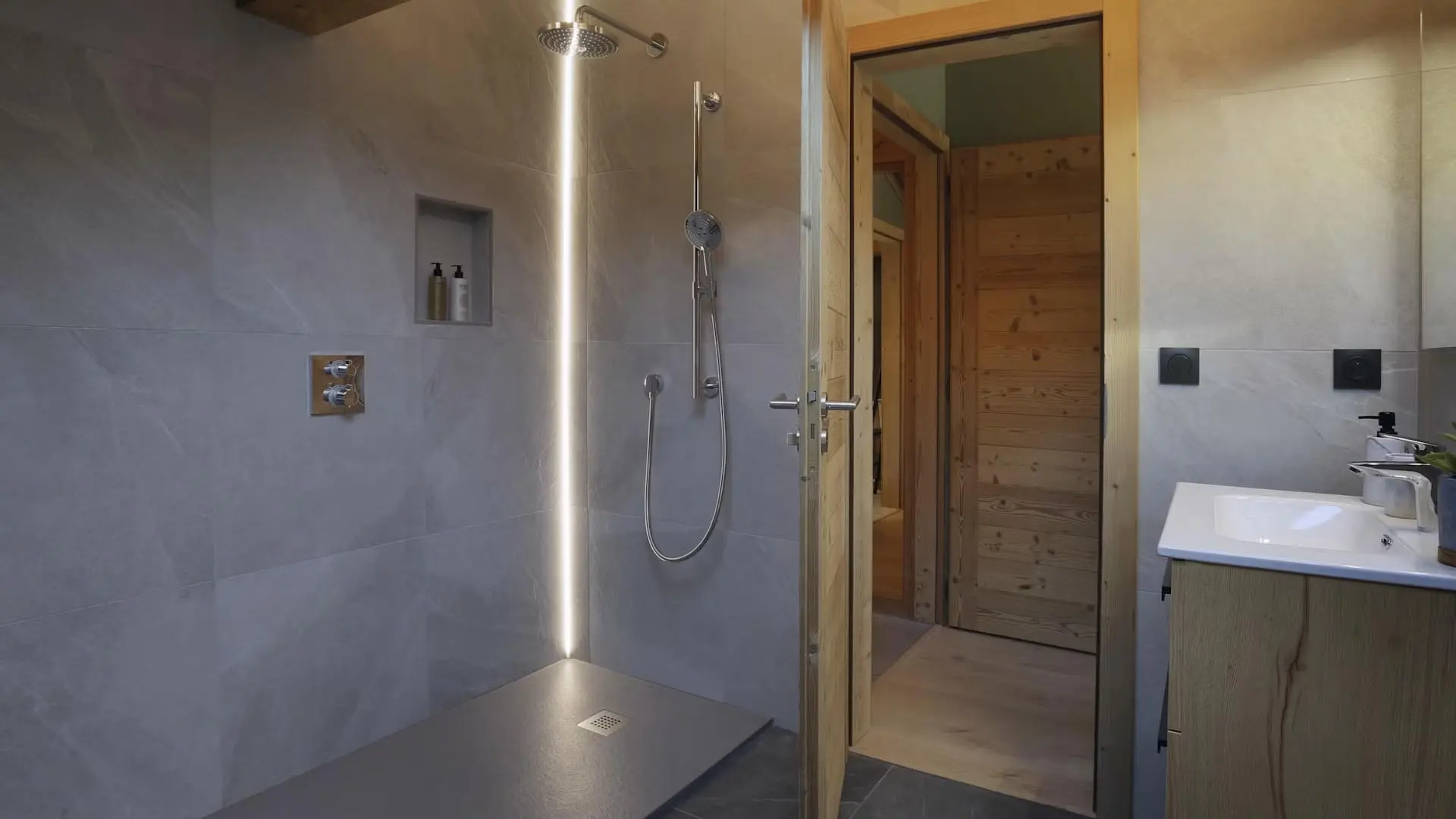 Salle de bains avec grande douche