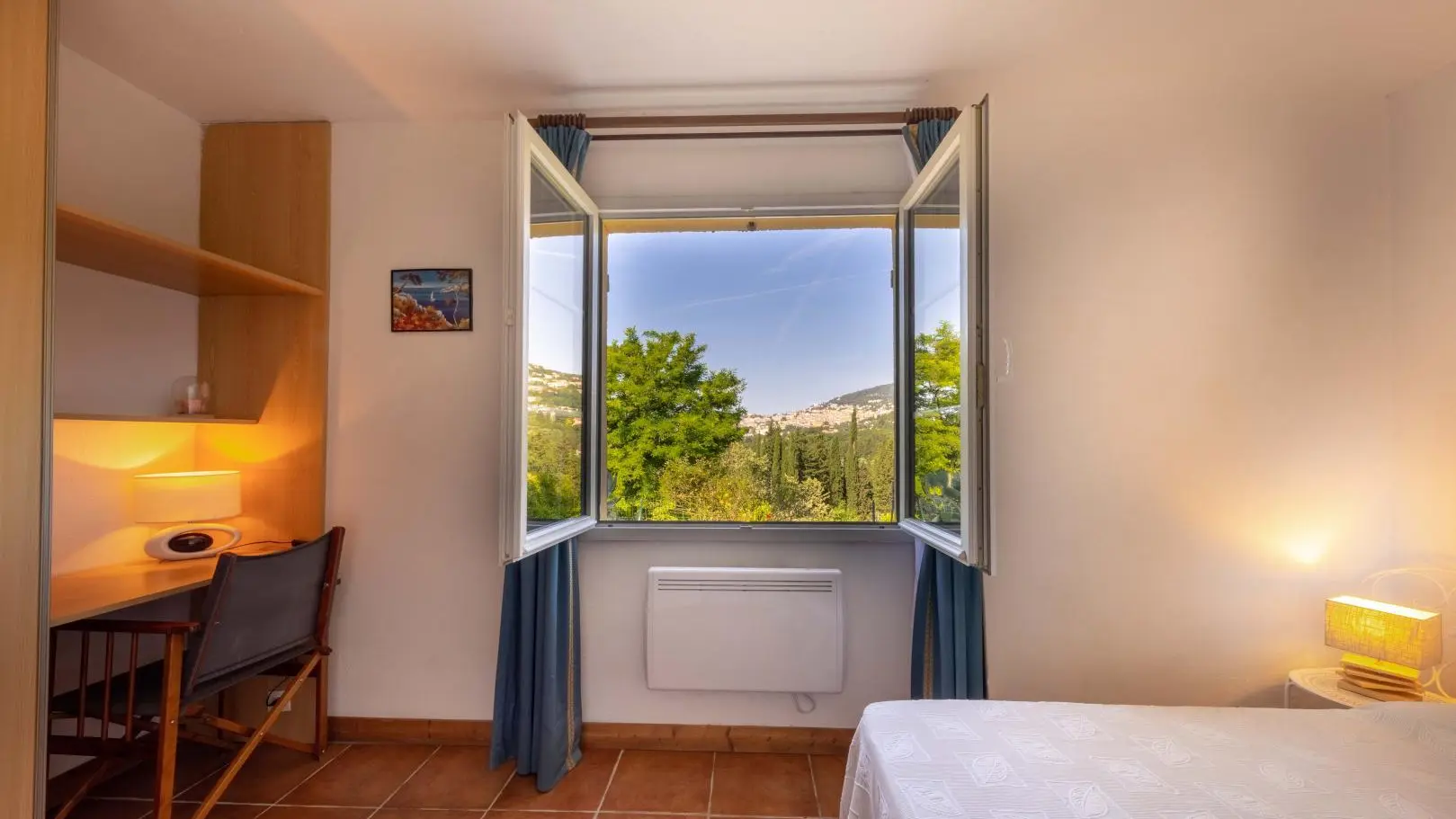 Gîte Côté Sud-Fenêtre et bureau chambre-Grasse-Gîtes de France Alpes-Maritimes