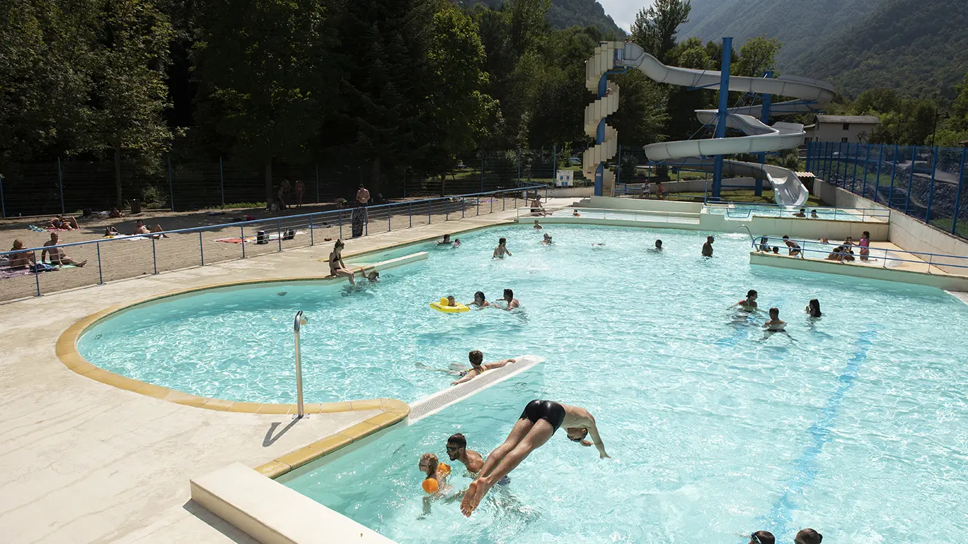 piscine municipale à 50 m du camping