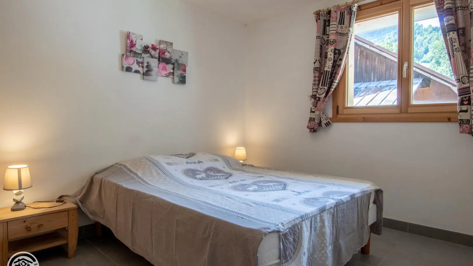 Chambre avec 1 lit 140 (étage inférieur)et une grande armoire / penderie.