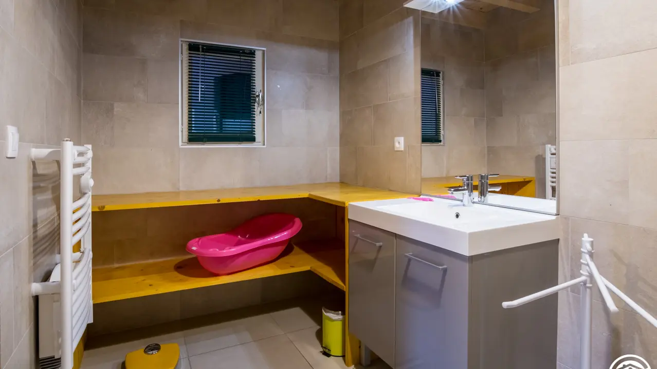 Espace rangement intégré dans la salle de bain du 1er étage.