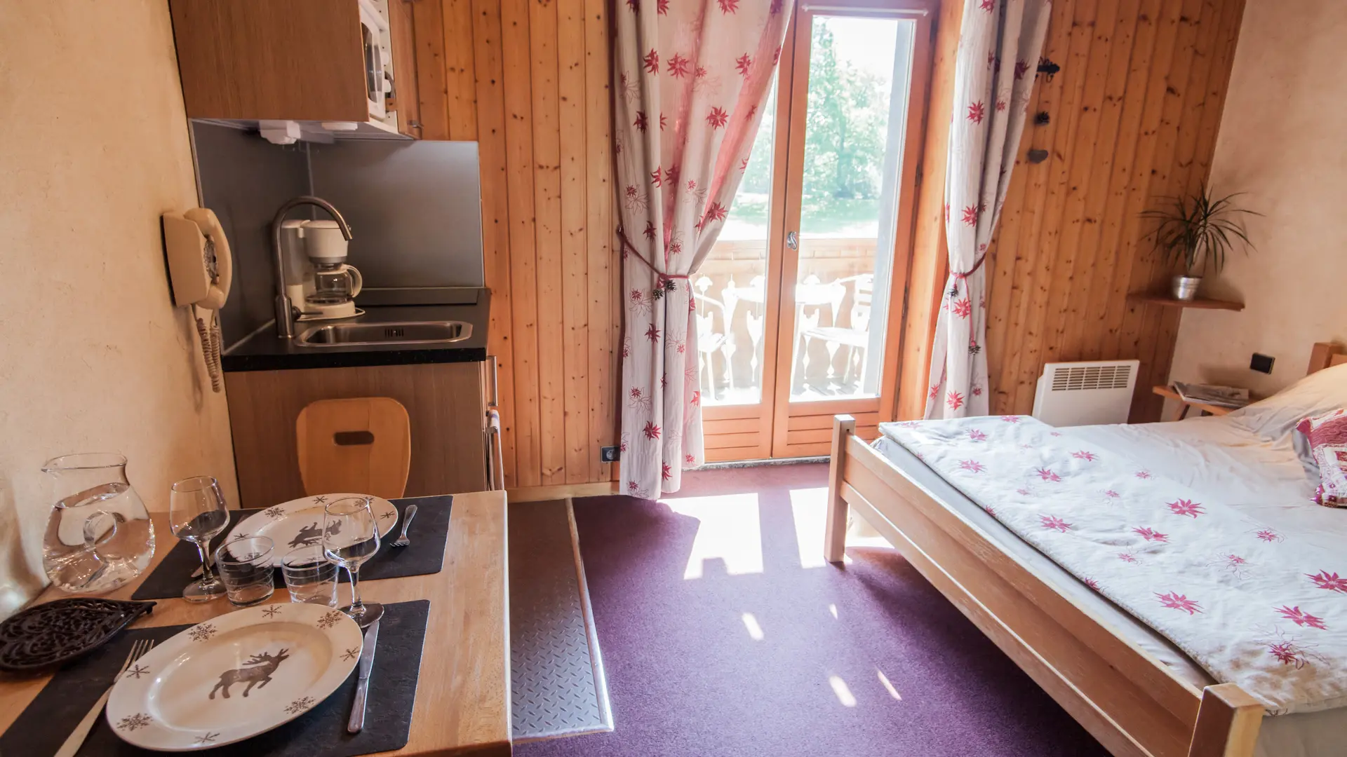 Vue sur cuisine, chambre et balcon