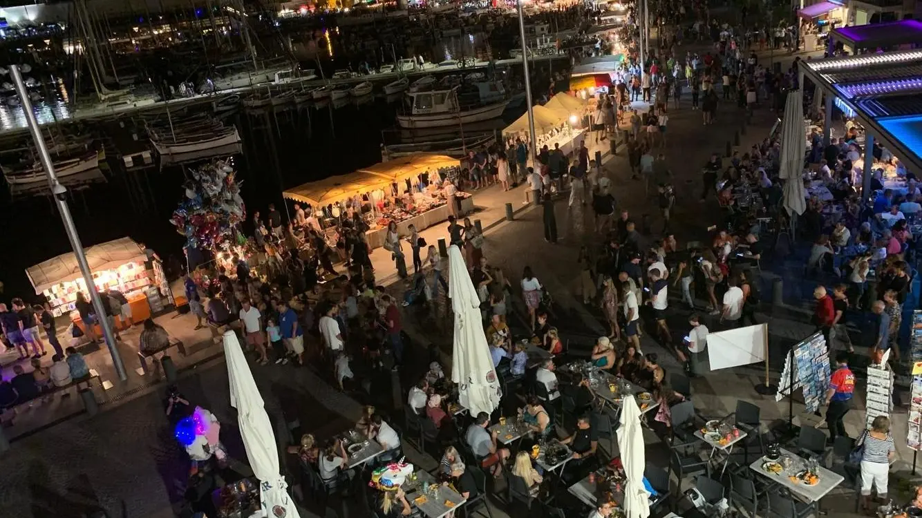 Le port vieux le soir en saison