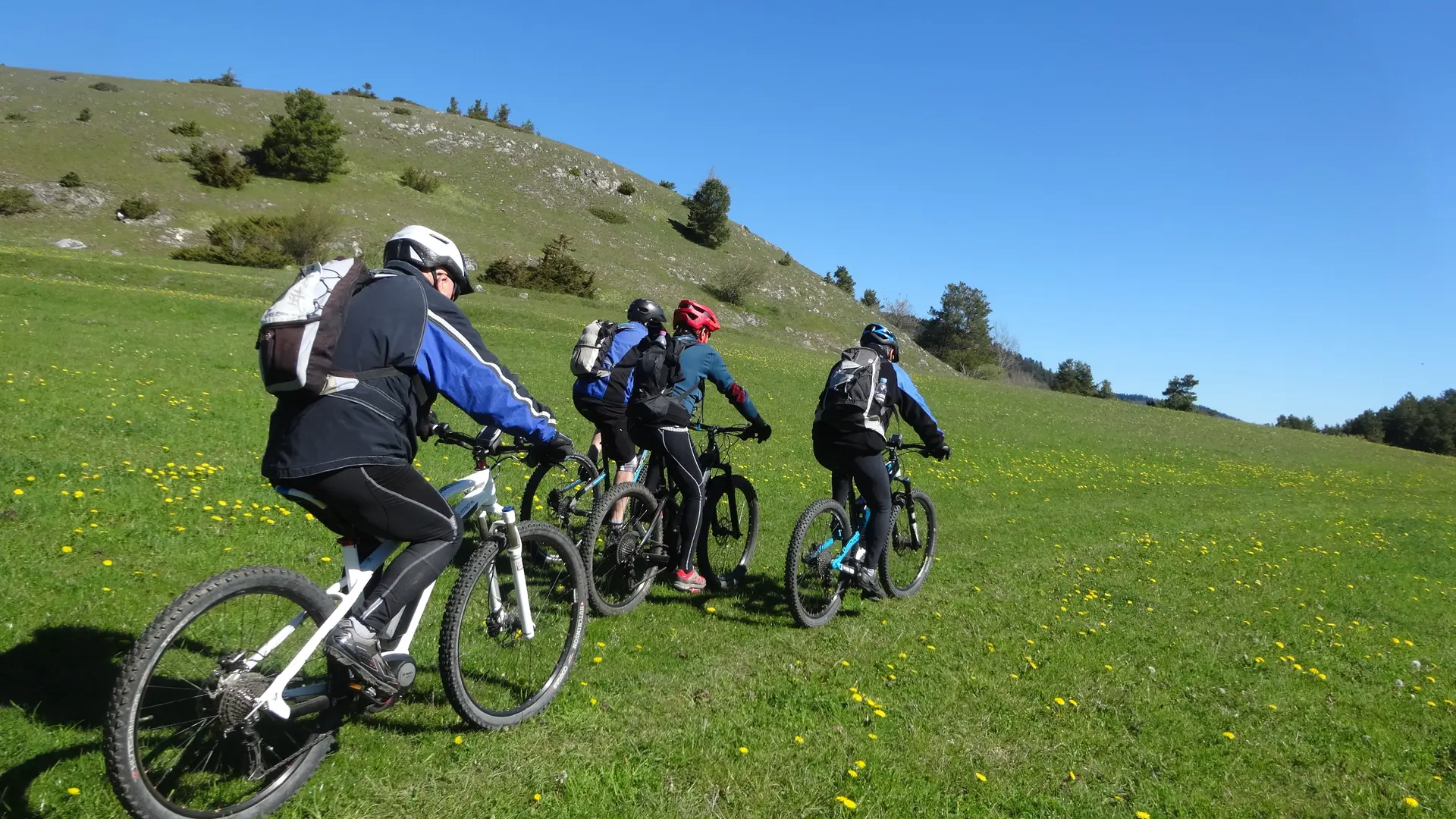 Vététistes sur crête