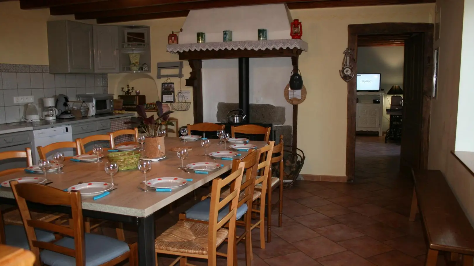 cuisine avec poêle à bois prévue pour se réunir à 12 personnes,
Tout équipée