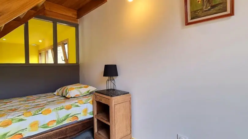 Chambre avec lit 90x190cm avec son balcon.