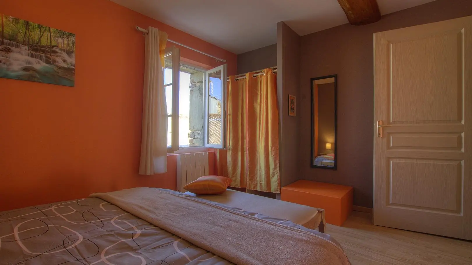 Chambre pour deux personnes, composée d'un lit en 160.