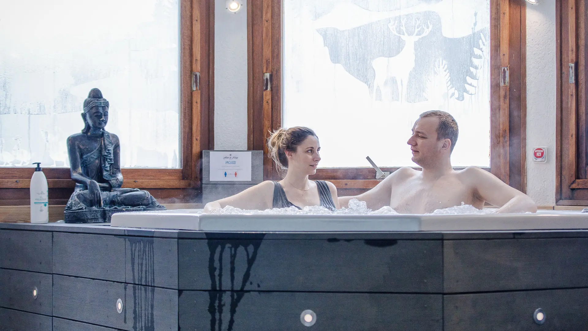 Moment de détente dans le bain à remous
