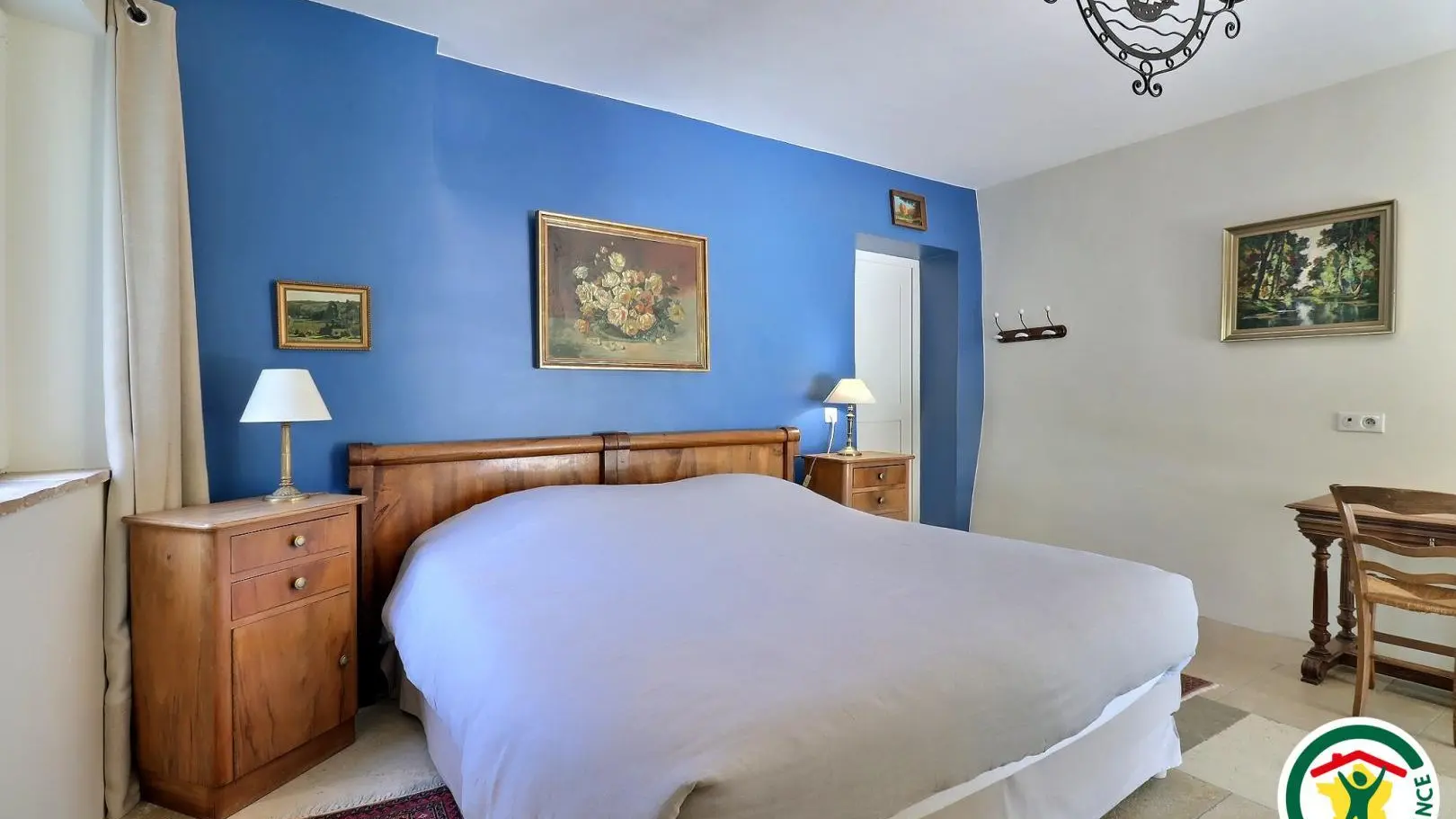 Chambre Rhône, en RDC : un lit double (1x160x200), adaptée personne à mobilité réduite. Salle d'eau et wc PMR dans la chambre