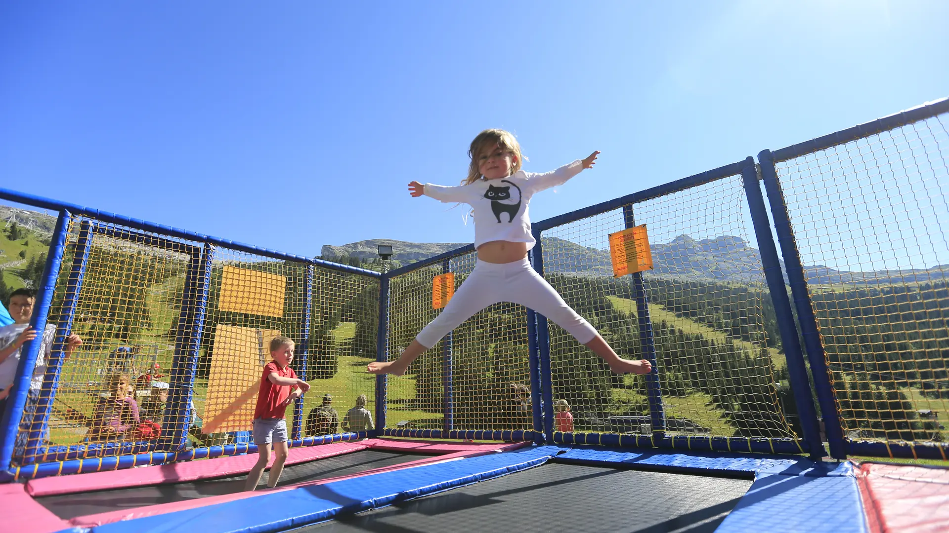 Petite fille sautant sur le trampoline