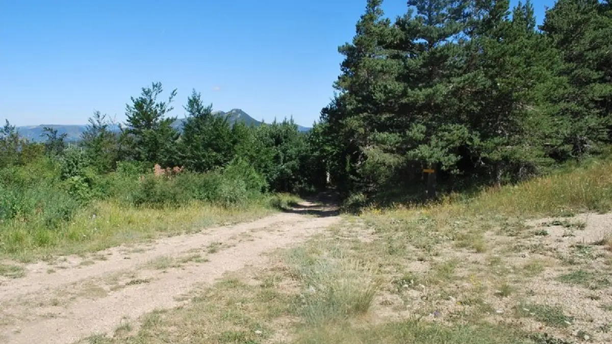 En direction du Bonnet Rouge depuis le Col des Trousses
