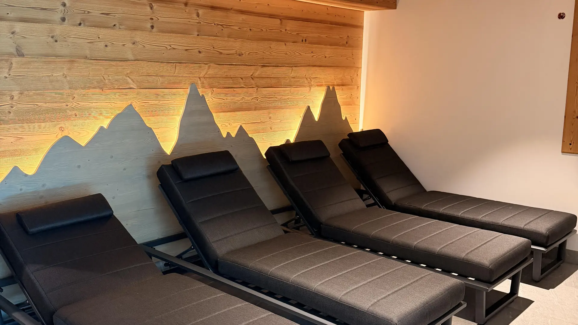 Zwembad- en spa-gedeelte van Hotel l'Ensoleillé