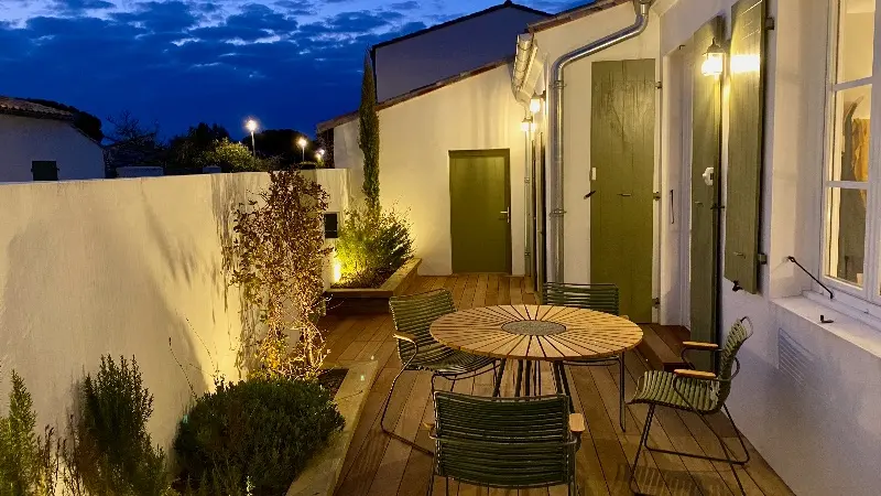 Vordere Terrasse des Hauses aus einem anderen Blickwinkel