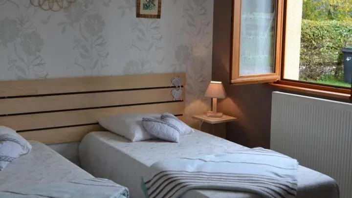Chambre orientée plein sud, côté jardin, lits 90