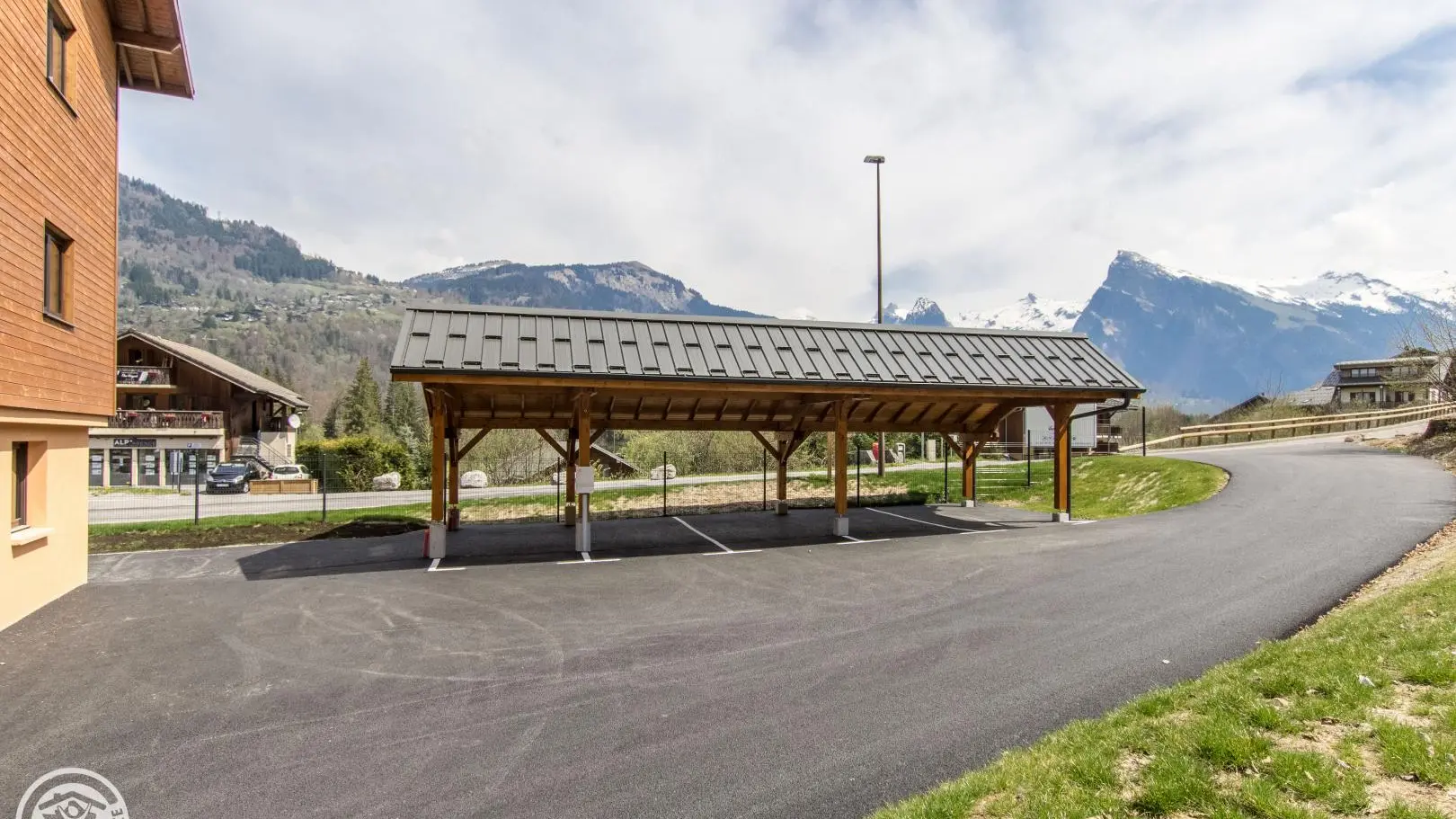 Une place de parking couverte pour le gîte