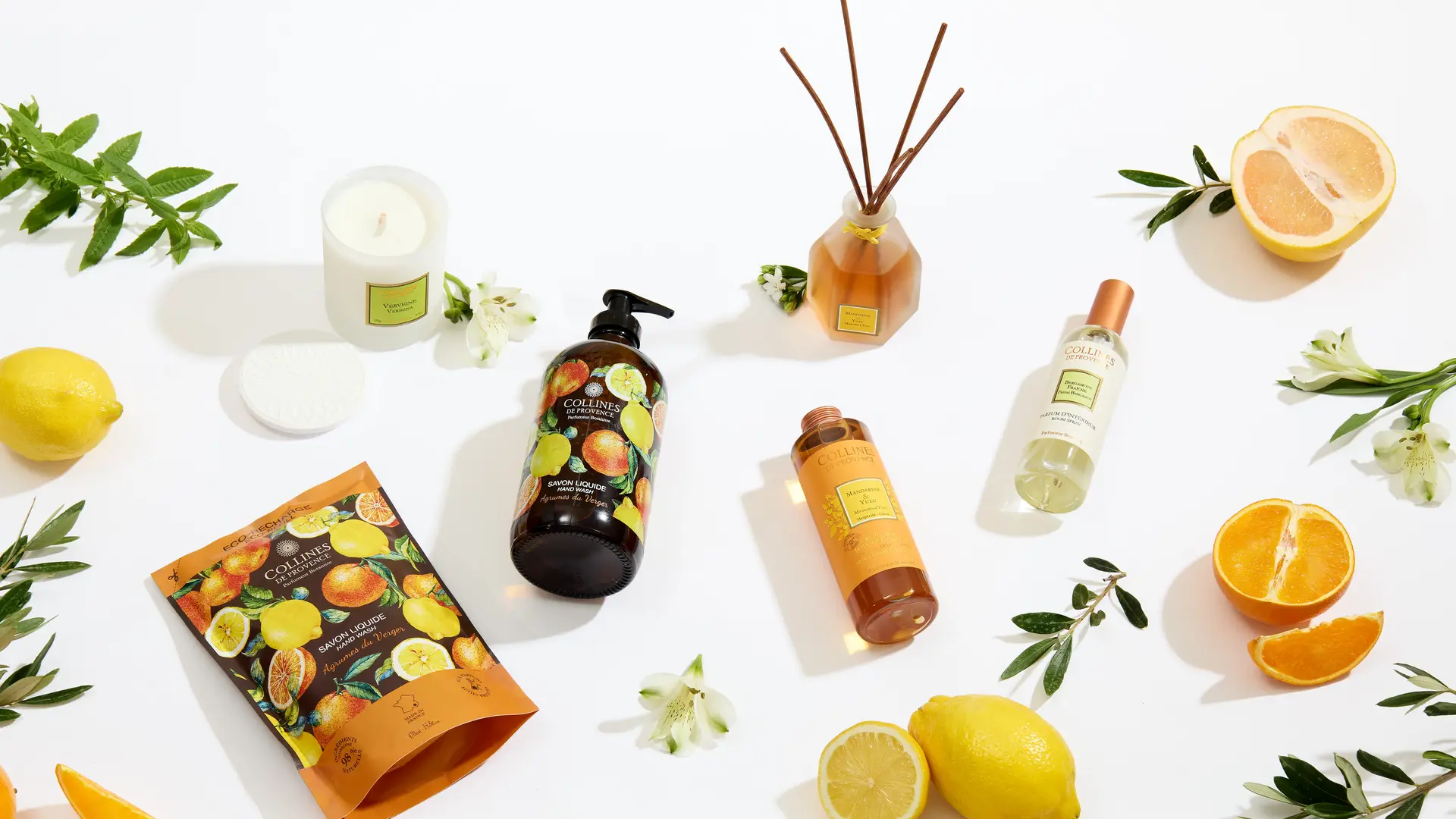 Une sélection lumineuse de produits parfumés Collines de Provence aux senteurs d’agrumes pour une atmosphère fraîche et vivifiante.