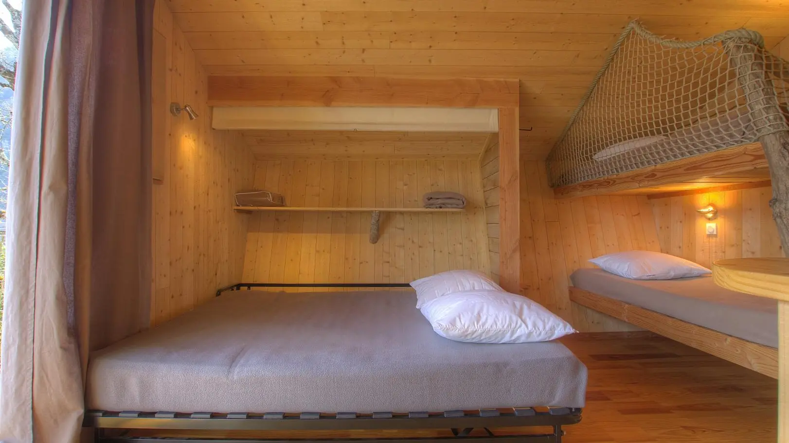 Lit double (150) déplié.