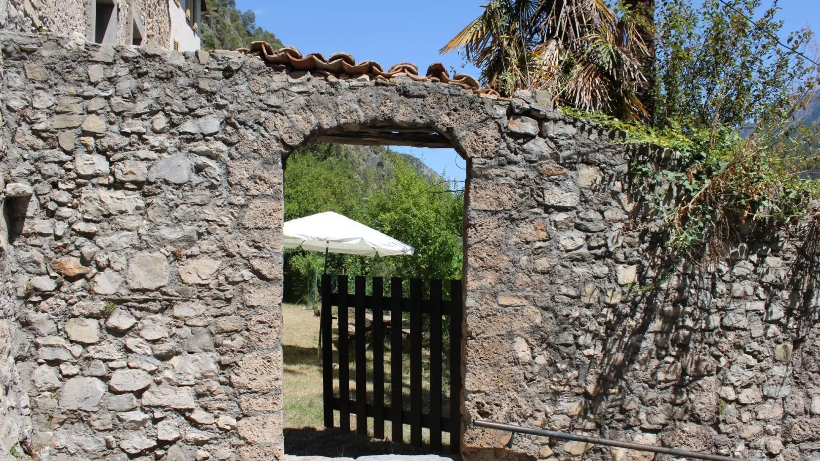 Entrée Terrain attenant - Chapelle Saint-Jean-Touet-Sur-Var-Gîtes de France des Alpes-Maritimes