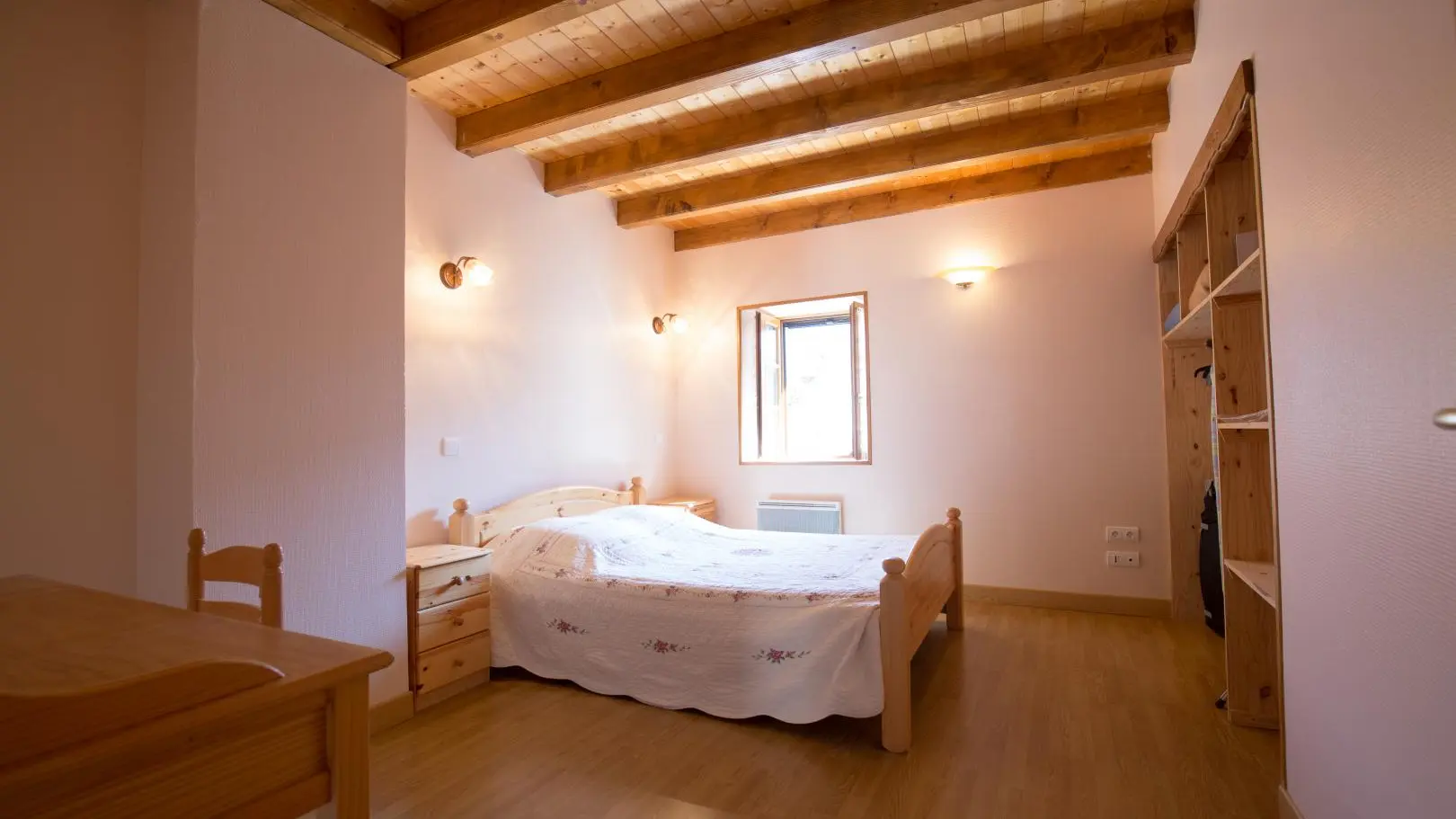 Chambre 2 avec un bureau