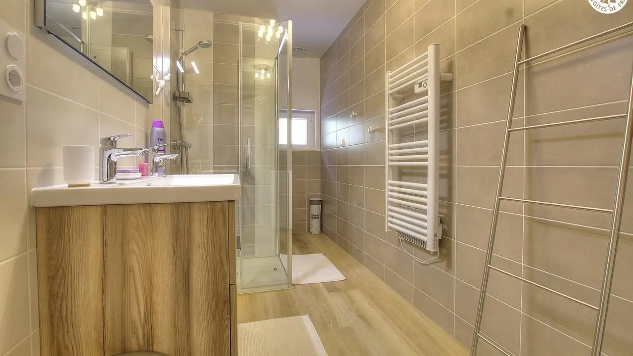 Salle de bain et sa douche à l'italienne