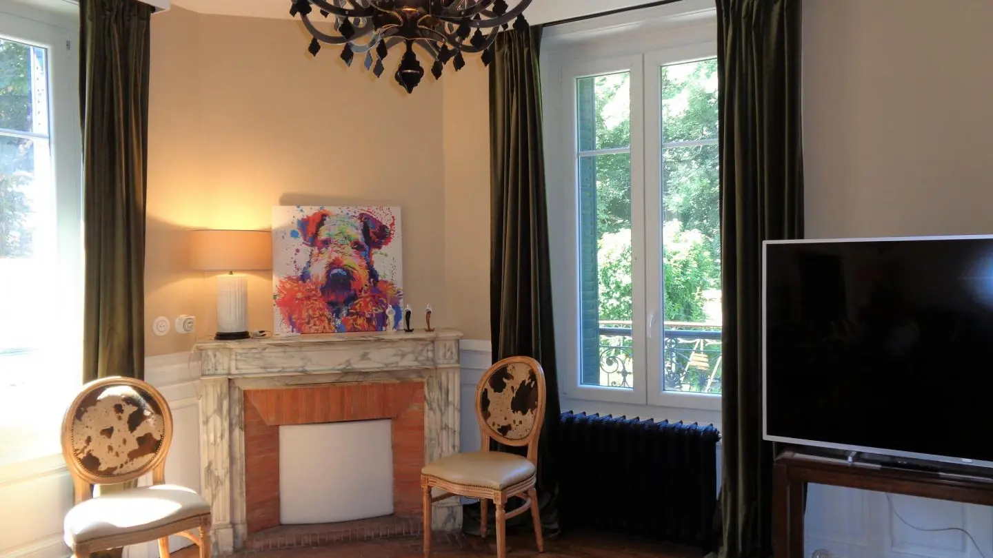 Salle à manger avec espace télévision et une grande table modulable.