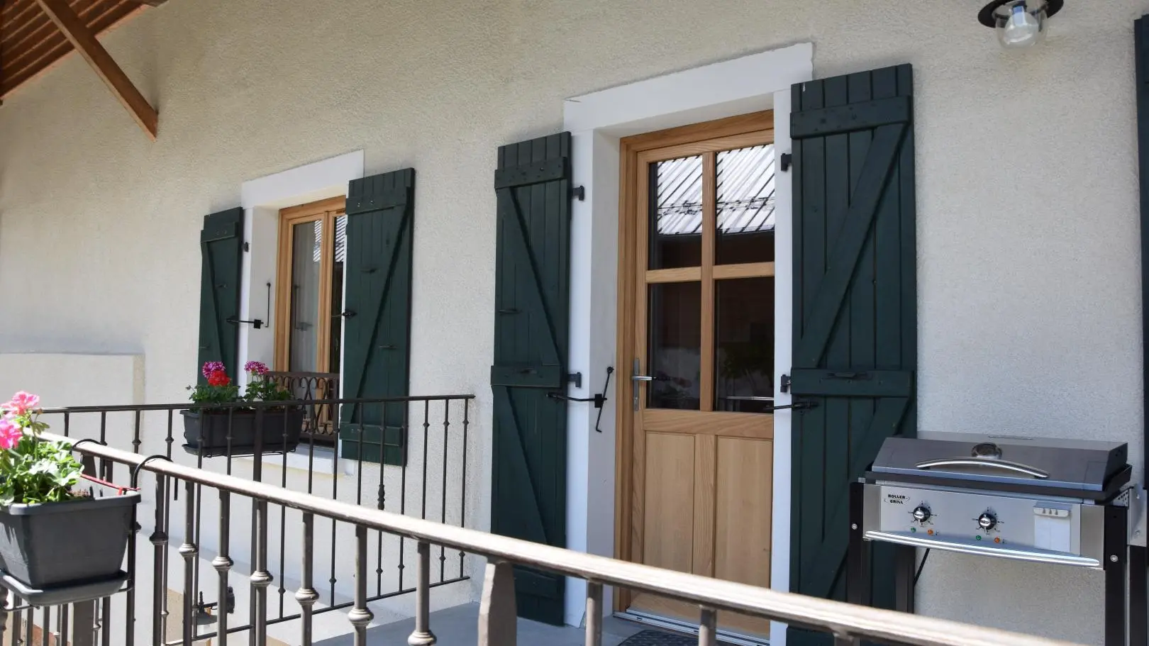 Porte d'entrée et fenêtre de la chambre