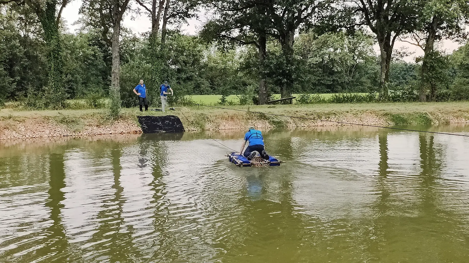 Traversée d'un étang sur un radeau