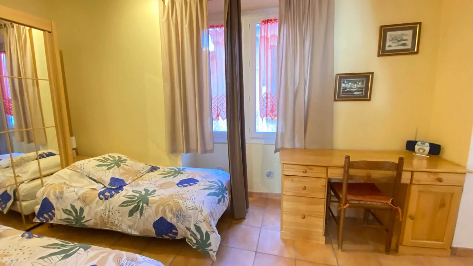 Le Mito-Chambre 1/ Bureau-La Turbie-Gîtes de France des Alpes-Maritimes