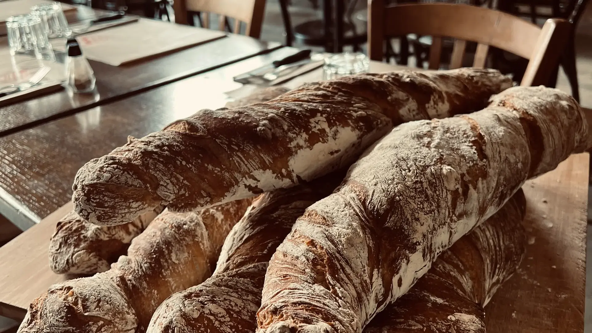 Belles baguettes rustiques disposées sur une table en bois.
