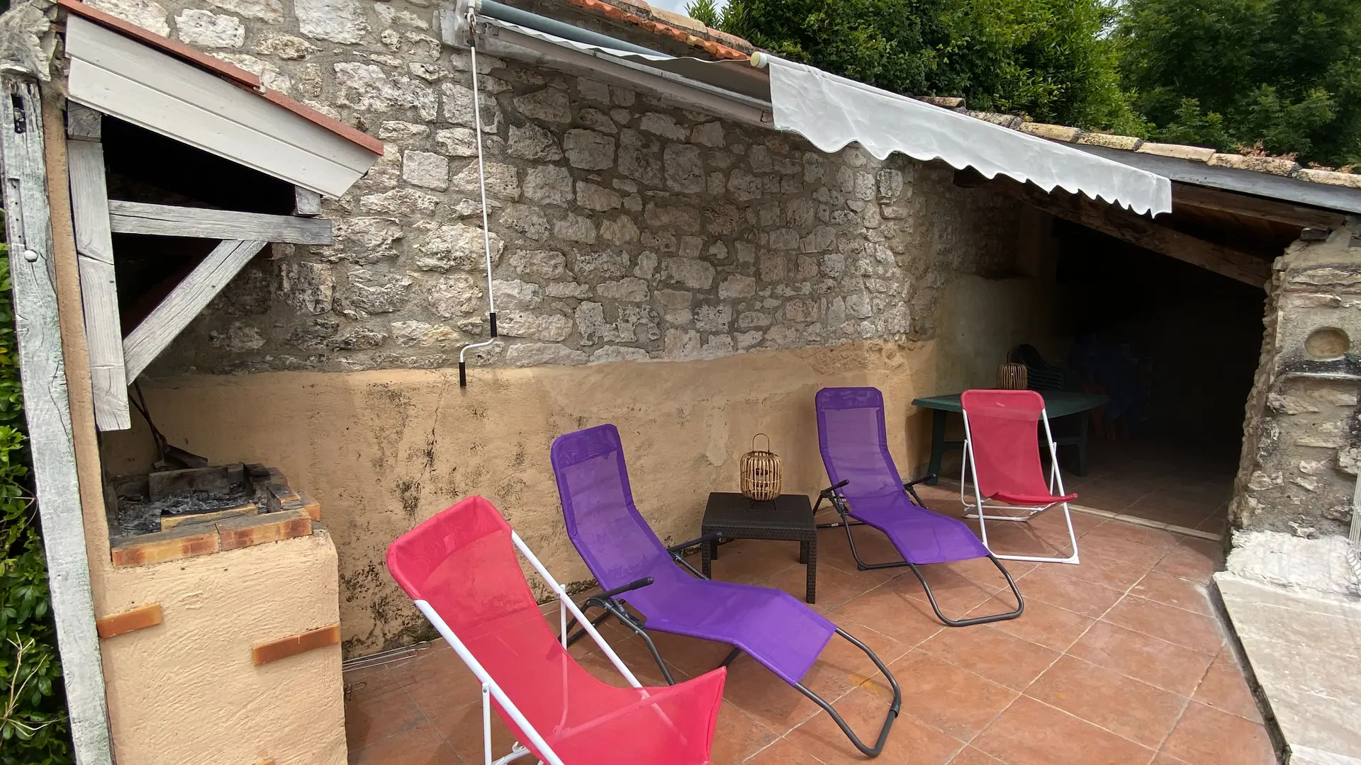 terrasse avec transats, barbecue, et store