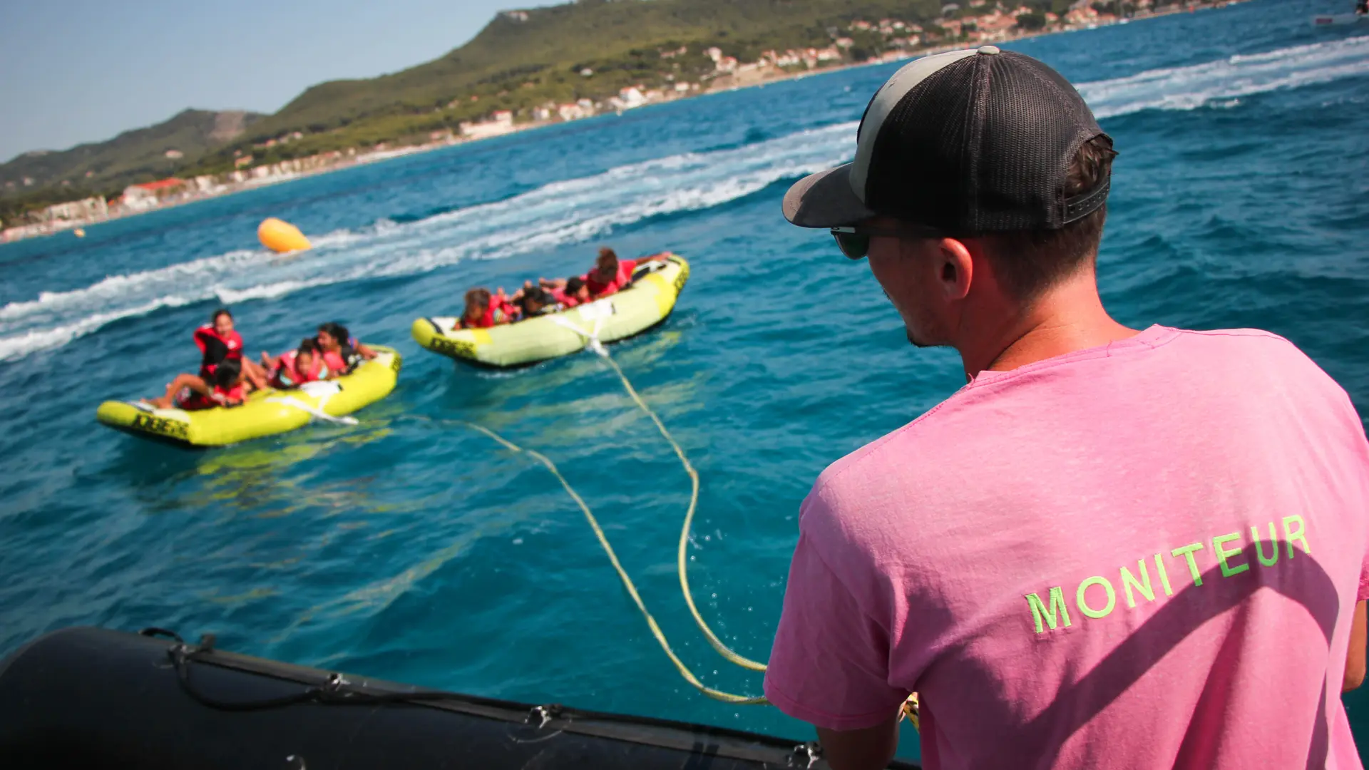 Bouée tractée avec wake sensation