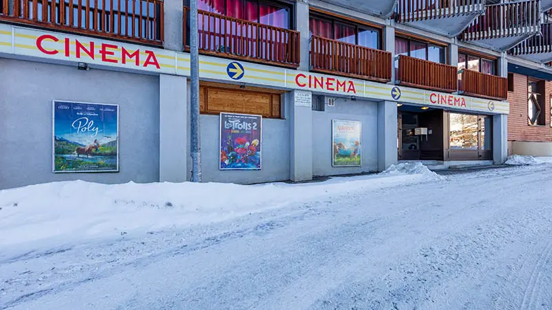Façade du cinéma en hiver, vitrine avec affiches