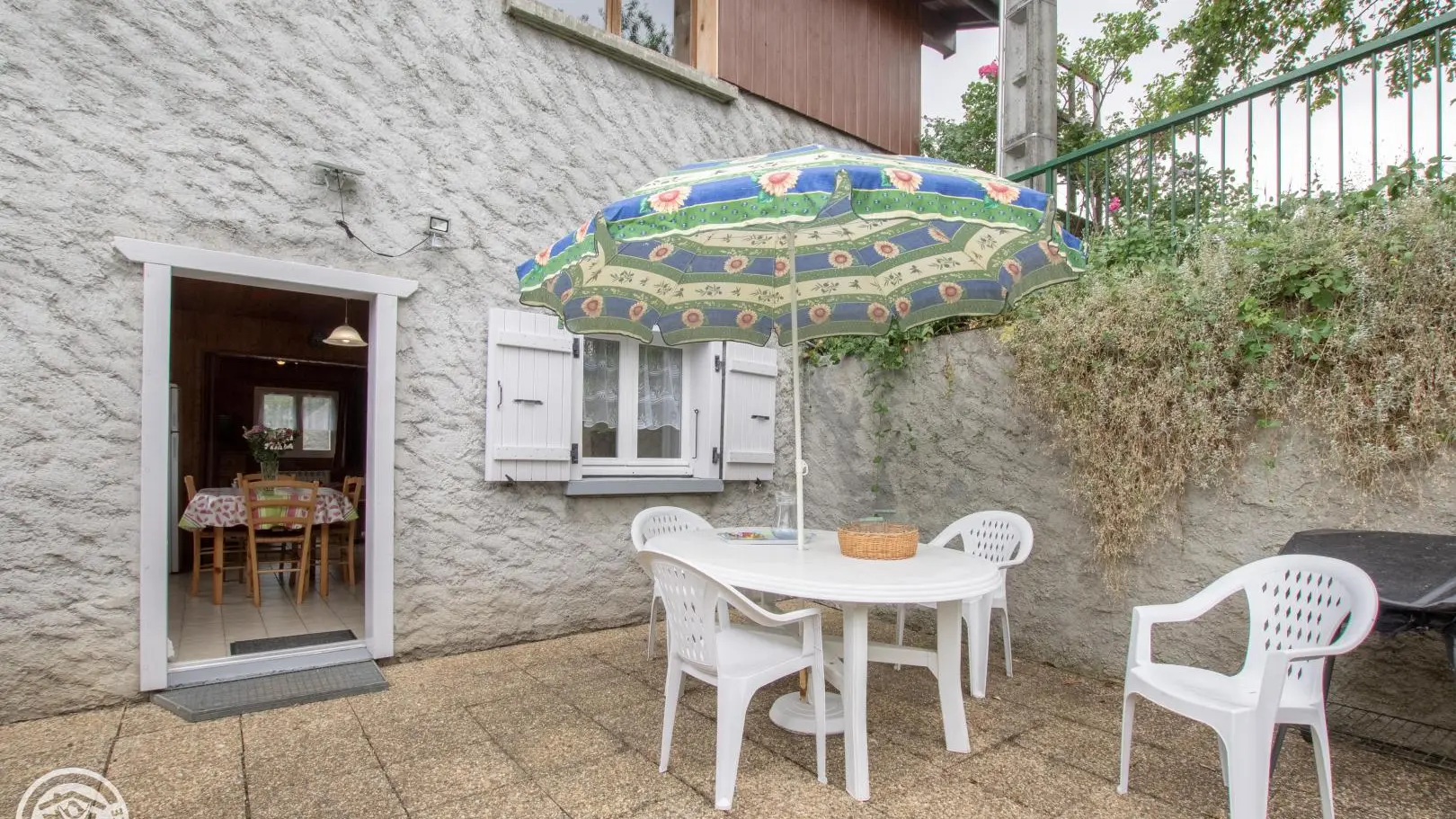 Jolie terrasse ouest pour profiter de l'extérieur.