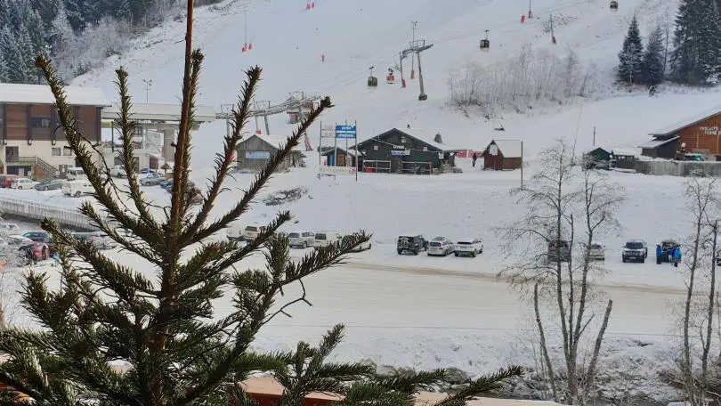 Face au chalet, remontées mécaniques du Linga - liaison avec Avoriaz.